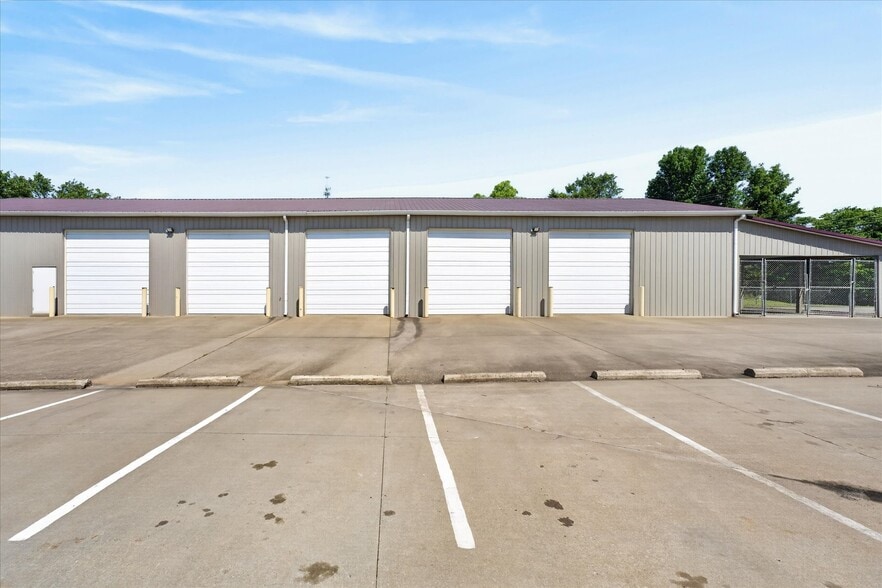 More Photos Of 141 Corporate Dr, Clarksville Flex For Lease