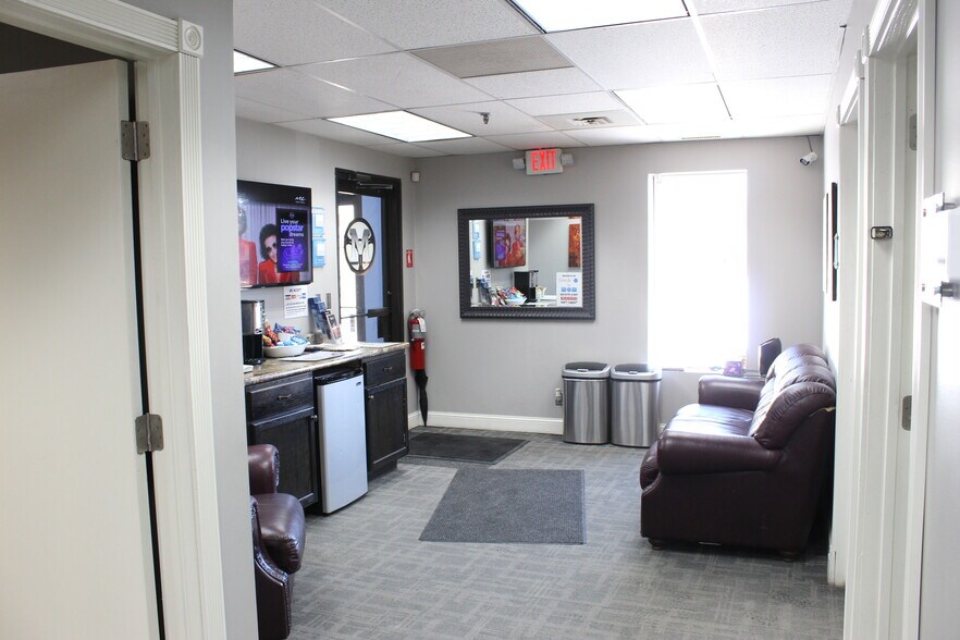 More Photos Of 6820-6848 Washington Ave S, Eden Prairie Showroom For Lease