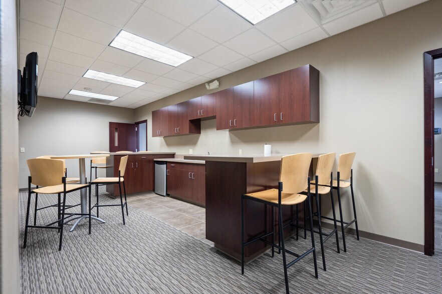 More Photos Of 3015 Greyhound Dr, Waterloo Medical For Lease