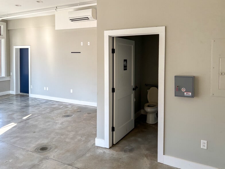 More Photos Of 171 Spring St, Charleston Storefront Retail Residential For Lease