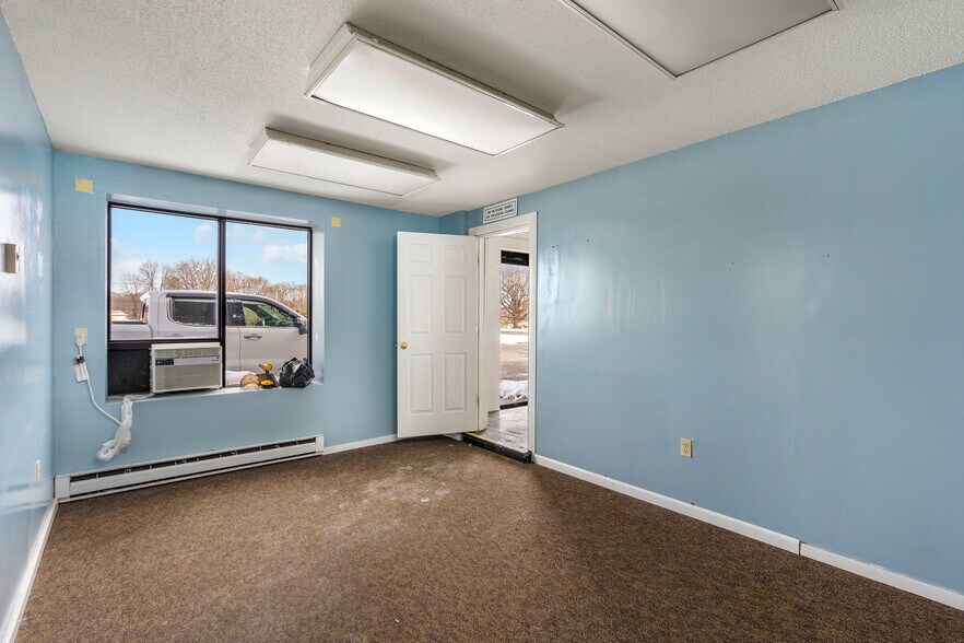 More Photos Of 34 Patria Rd, South Windsor Flex For Lease