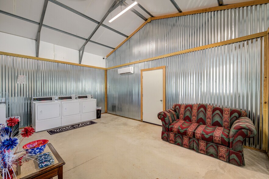 More Photos Of 817 FM 1810, Decatur Trailer Camper Park For Sale