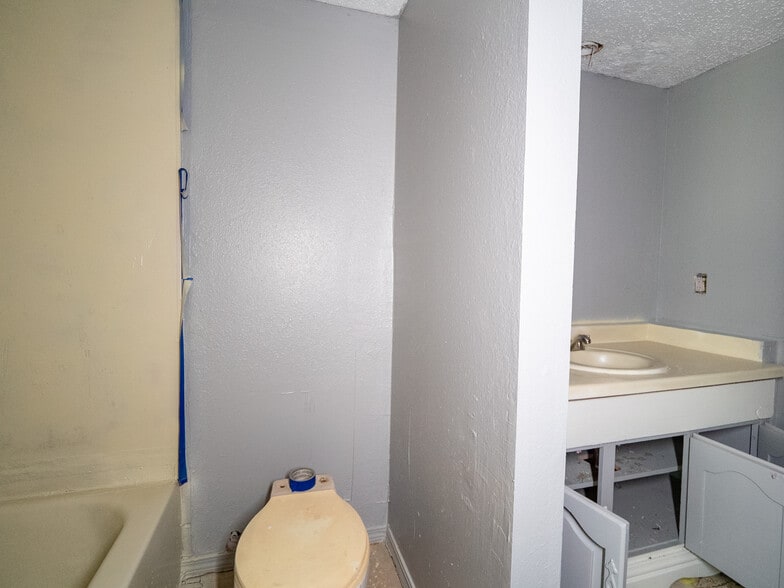 More Photos Of 5924 NW 10th St, Oklahoma City Apartments For Sale