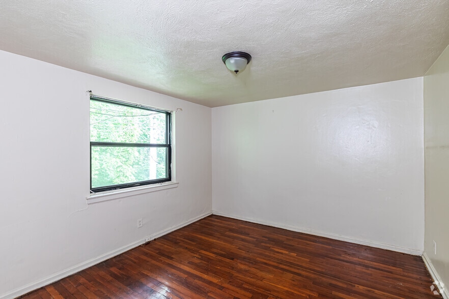 More Photos Of 35 Woodland Dr, Hartford Apartments For Sale