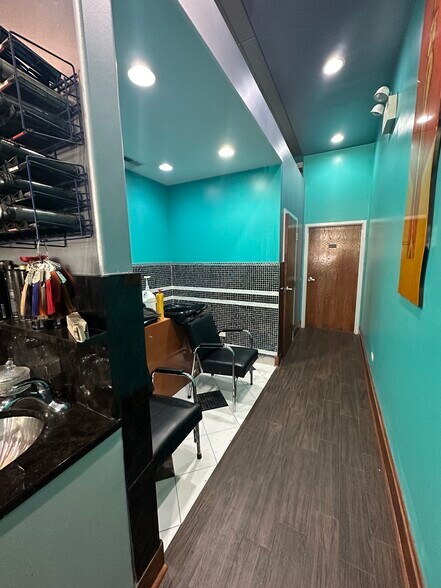 More Photos Of 801-807 W Randolph St, Chicago General Retail For Sale