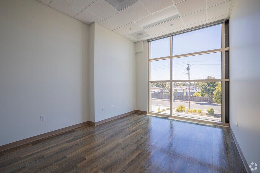 More Photos Of 2380 Williams St, San Leandro Warehouse For Lease