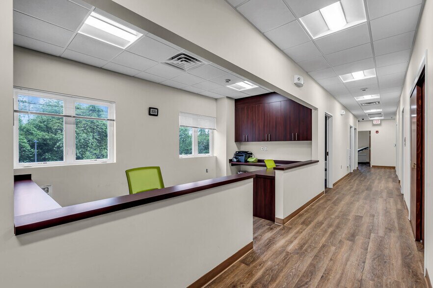 More Photos Of 500 Park Ave, Manalapan Township Medical For Lease