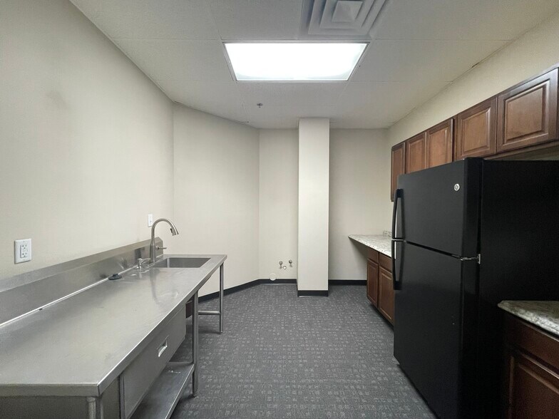 More Photos Of 133 S 27th Ave, Brighton Showroom For Lease