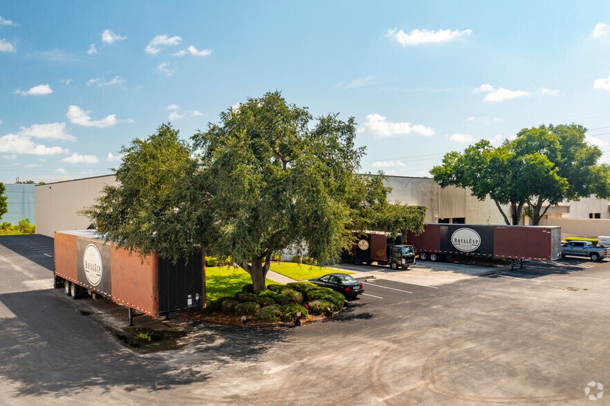More Photos Of 3502 Queen Palm Dr, Tampa Warehouse For Lease