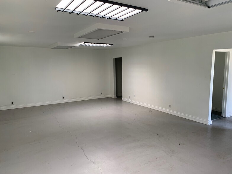 More Photos Of 2915-2919 Southwest Dr, Los Angeles Warehouse For Lease