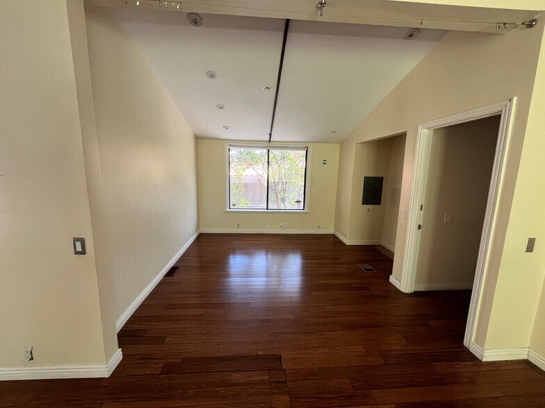 More Photos Of 22315 Mulholland Hwy, Calabasas Office For Sale