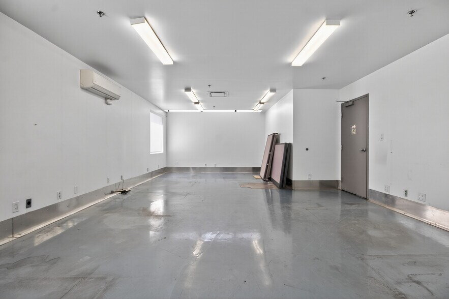 More Photos Of 2580 Viscount Way, Richmond Warehouse For Lease