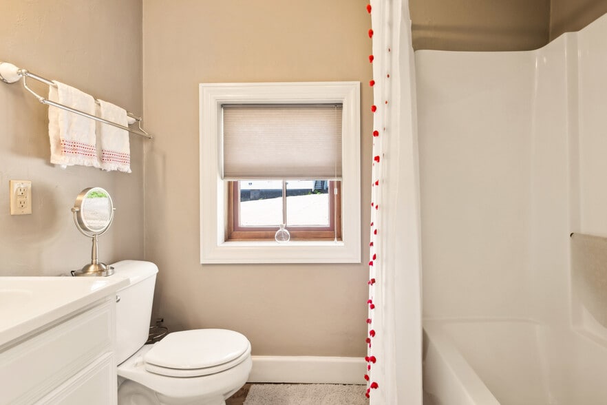 More Photos Of 301 Meyers Ave, Meyersdale Hotel For Sale
