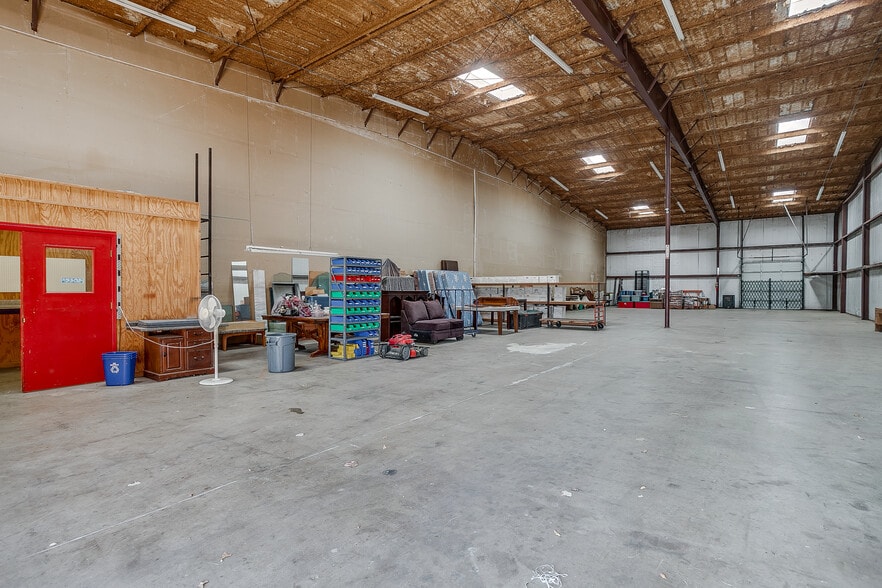 More Photos Of 1841 W Division St, Arlington Warehouse For Sale