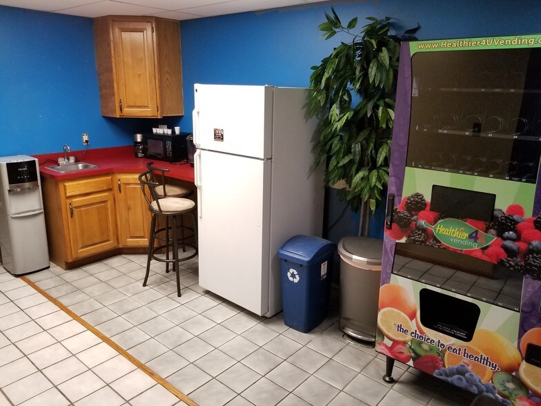 More Photos Of 2611 SW 17th St, Topeka Office For Lease