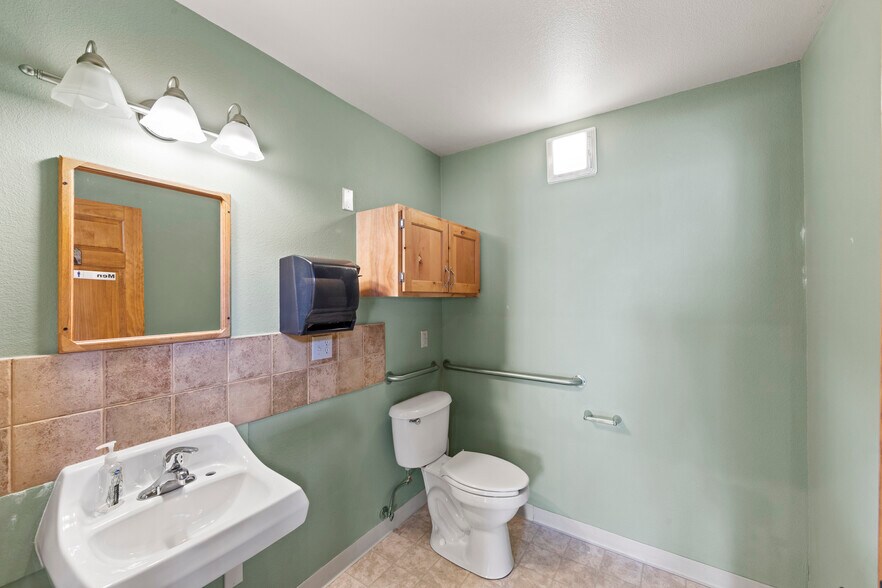 More Photos Of 606 W Byers Ave, Hot Sulphur Springs Flex For Sale