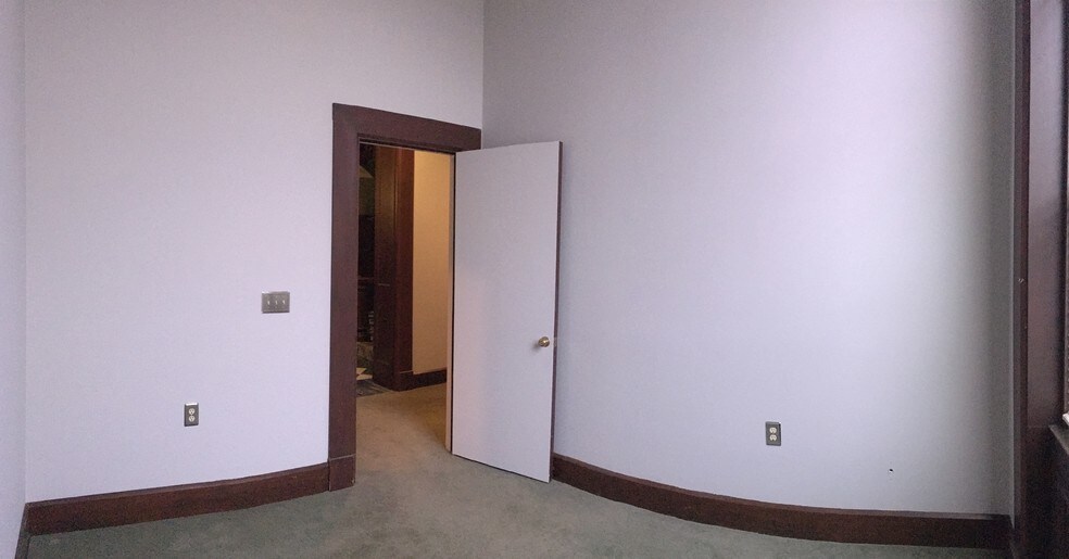 More Photos Of 2021 Auburn Ave, Cincinnati Office For Sale