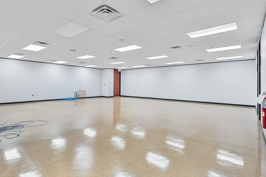 More Photos Of 6754-6758 Northwinds Dr, Houston Warehouse For Sale