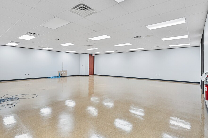 More Photos Of 6754-6758 Northwinds Dr, Houston Warehouse For Lease