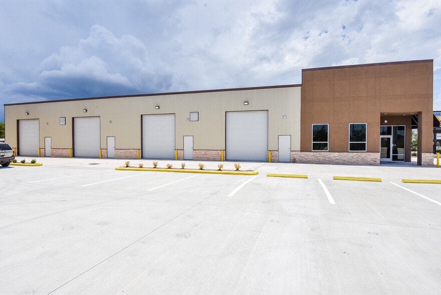 More Photos Of 1631 Highway 6 S, Houston Warehouse For Lease