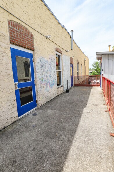 More Photos Of 109 S Main St, Gainesville Restaurant For Sale