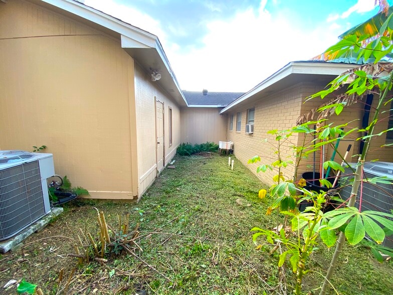 More Photos Of 15518 Silver Ridge Dr, Houston Specialty For Sale