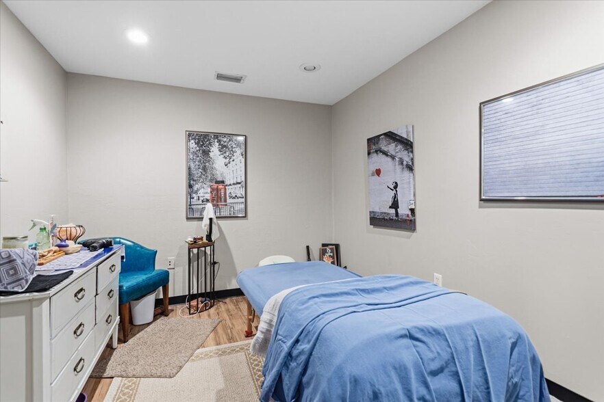 More Photos Of 15043 Main St, Alachua Showroom For Sale