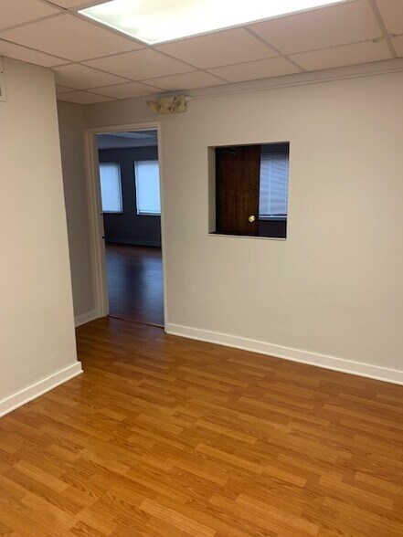 More Photos Of 814 E 185th St, Cleveland Office For Lease