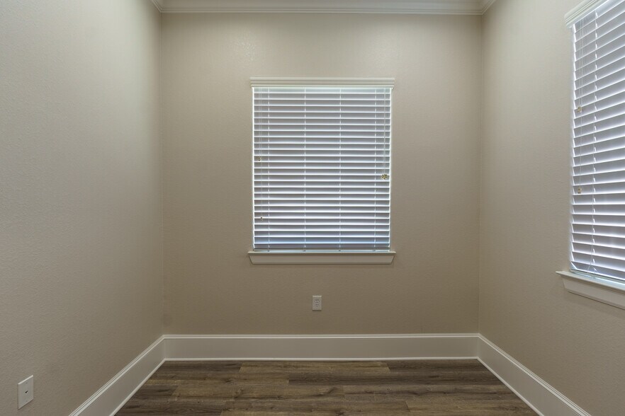 More Photos Of 19539 Champion Forest Dr, Spring Medical For Sale