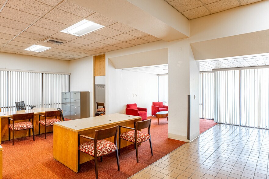 More Photos Of 2495 Lakeshore Dr, Lake Elsinore Bank For Sale