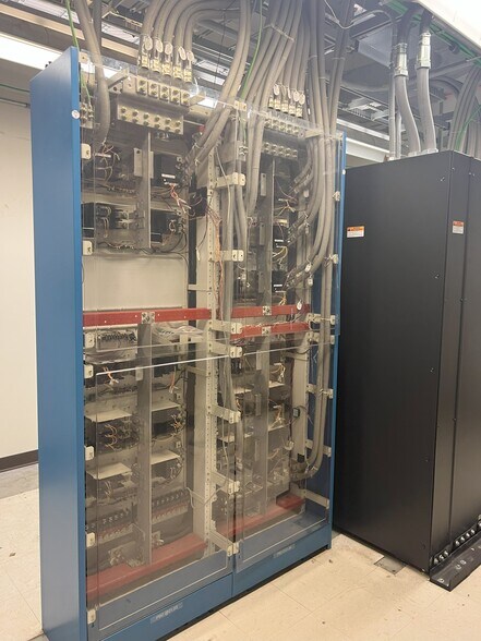 More Photos Of 10740 Aurora Ave, Urbandale Industrial For Lease