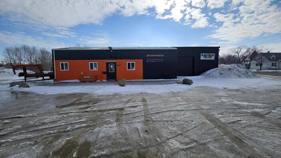 More Photos Of 1105 Sinclair St, Bottineau Flex For Sale