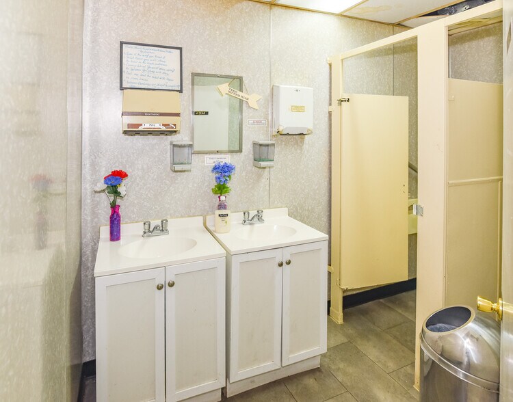 More Photos Of 5900 York Rd, Baltimore Storefront Retail Office For Sale