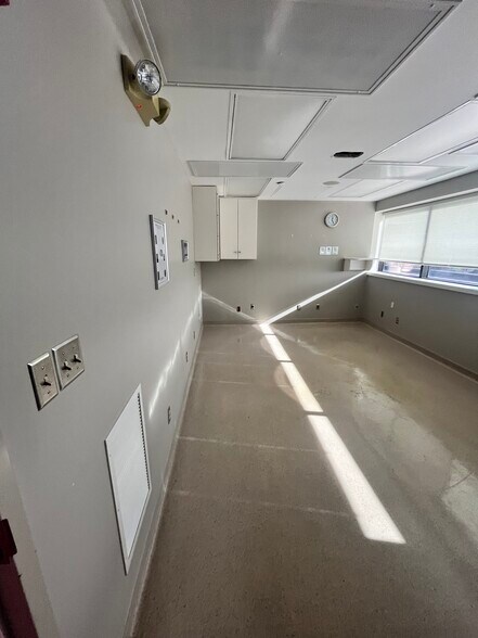 More Photos Of 1505 Eastland Dr, Bloomington Medical For Lease