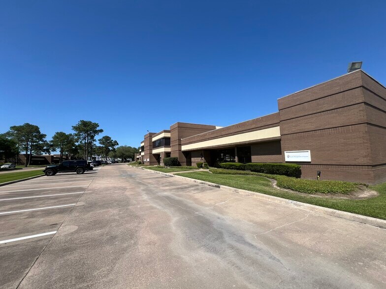 More Photos Of 9776 Whithorn Dr, Houston Showroom For Lease