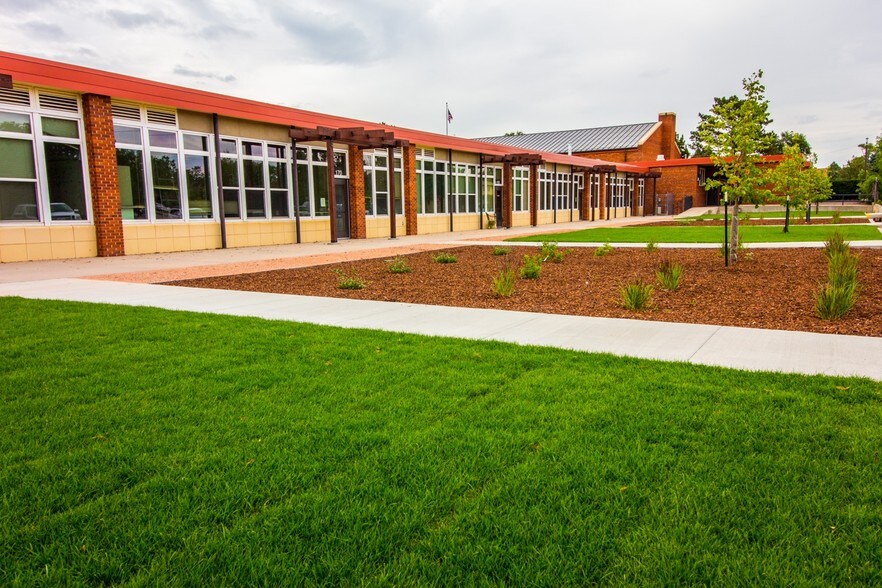 More Photos Of 2727 N Cascade Ave, Colorado Springs General Retail For Lease