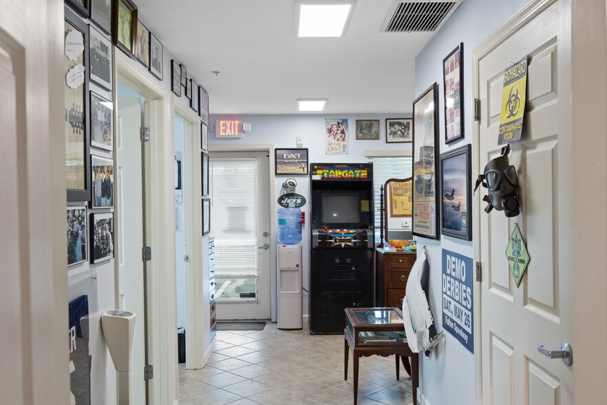 More Photos Of 1090 Knight's Trail Rd, North Venice Light Distribution For Sale