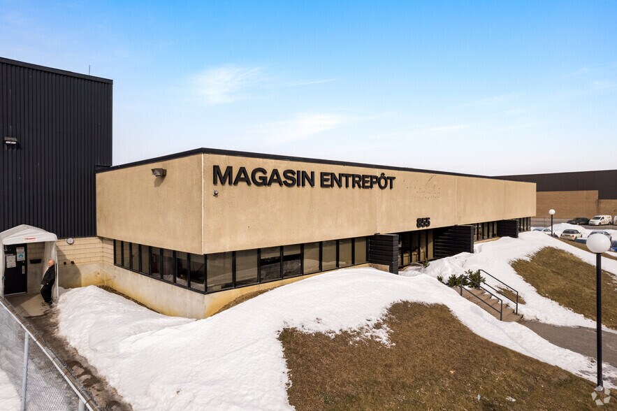 More Photos Of 2750 Av Francis-Hughes, Laval Warehouse For Lease