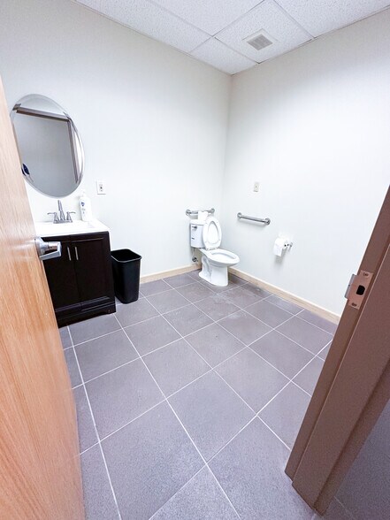 More Photos Of 8100 Ohio River Blvd, Emsworth Office For Lease