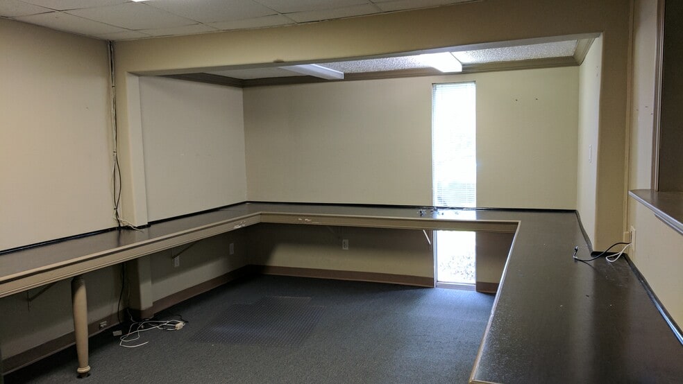 More Photos Of 2580 N 11th St, Beaumont Office For Lease