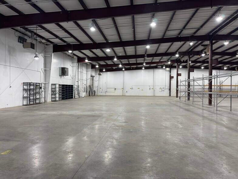 More Photos Of 10511 Fallstone Rd, Houston Warehouse For Lease