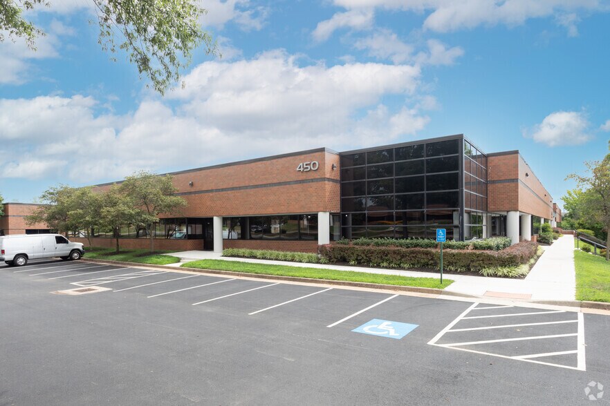 More Photos Of 450 Spring Park Pl, Herndon Unknown For Lease