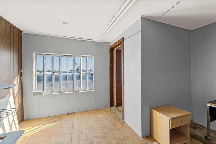 More Photos Of 107 W Main St, Cameron Storefront Retail Office For Sale