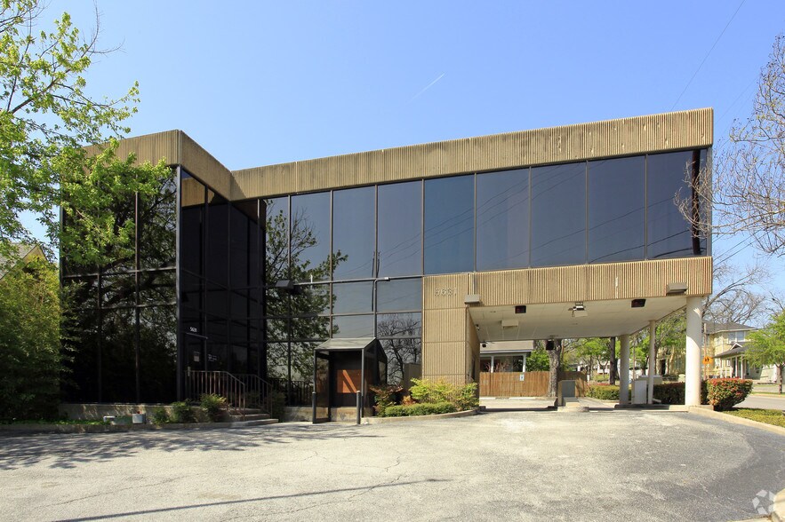 More Photos Of 5631 Broadway St, San Antonio Bank For Lease