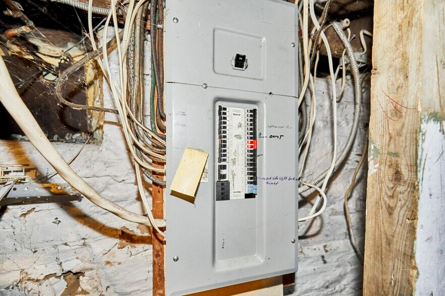 More Photos Of 562 Simcoe St S, Oshawa Storefront For Sale