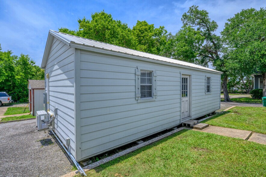 More Photos Of 220 S Elm St, Sherman Office For Sale