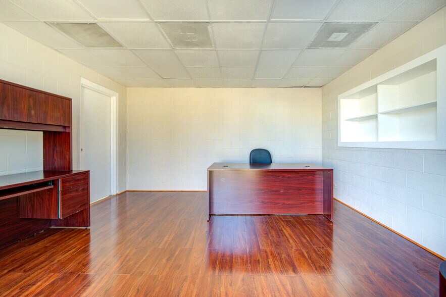 More Photos Of 9399 Summerbell, Houston Warehouse For Lease