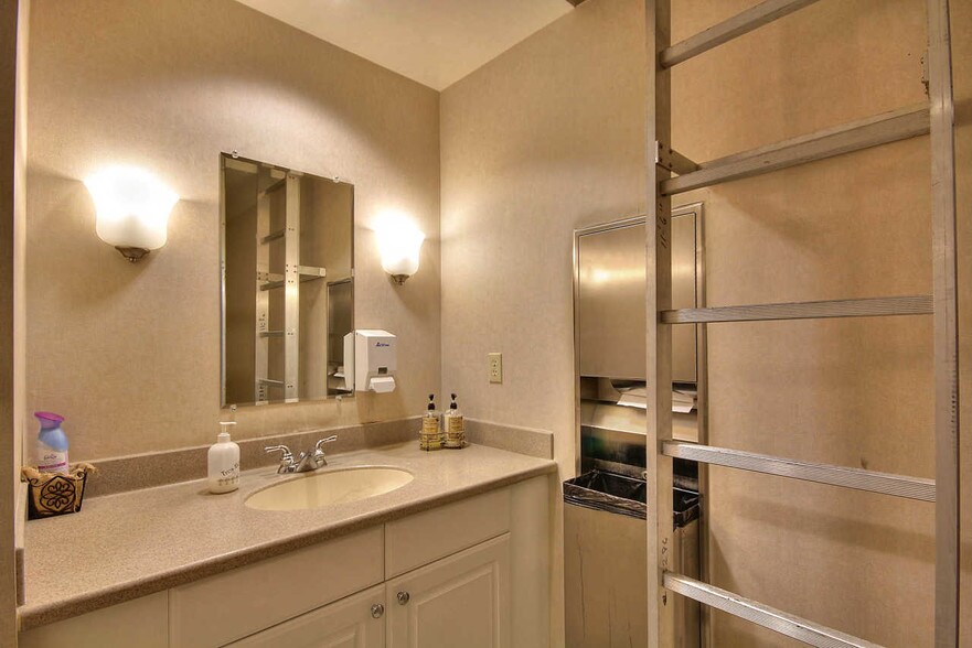 More Photos Of 911-915 Blanco Cir, Salinas Office For Lease