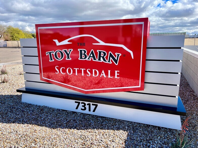 More Photos Of 7317 E Helm Dr, Scottsdale Self Storage For Lease