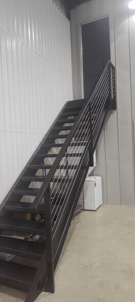 More Photos Of 165 Perimeter Road Rd, Longview Airplane Hangar For Sale